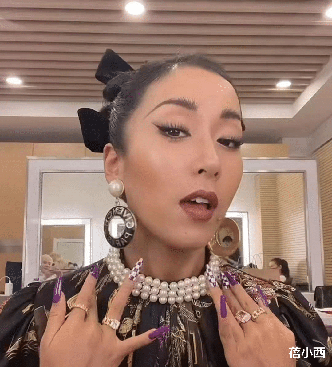 美甲 冬天怎么才能出彩？不如换上吉克隽逸同款圣诞美甲，高级感十足！