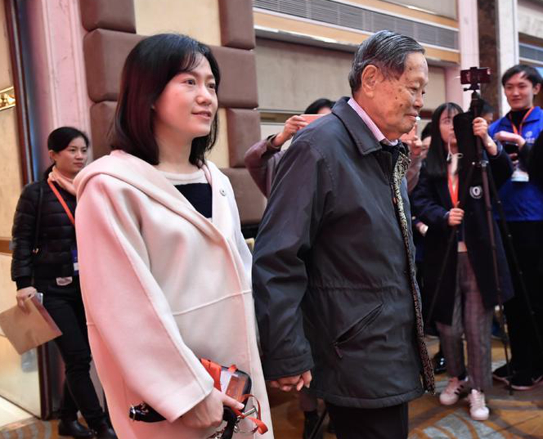 翁帆|相伴17年，98岁杨振宁允许翁帆改嫁，遗产却全给自己的子女