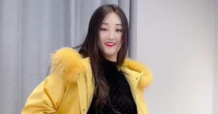 郑智薰|陈亚男离婚后再次开直播，直播间人气高达十几万，满屏弹幕都在骂