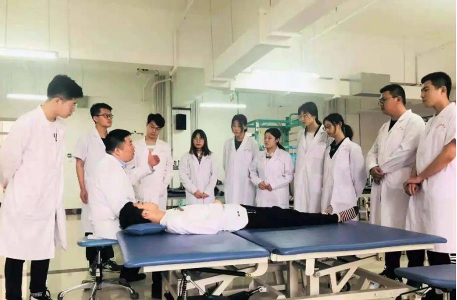 吴洪娜聊说育儿|“家庭条件差的学生不建议学医”，不是看不起你，数据告诉你原因