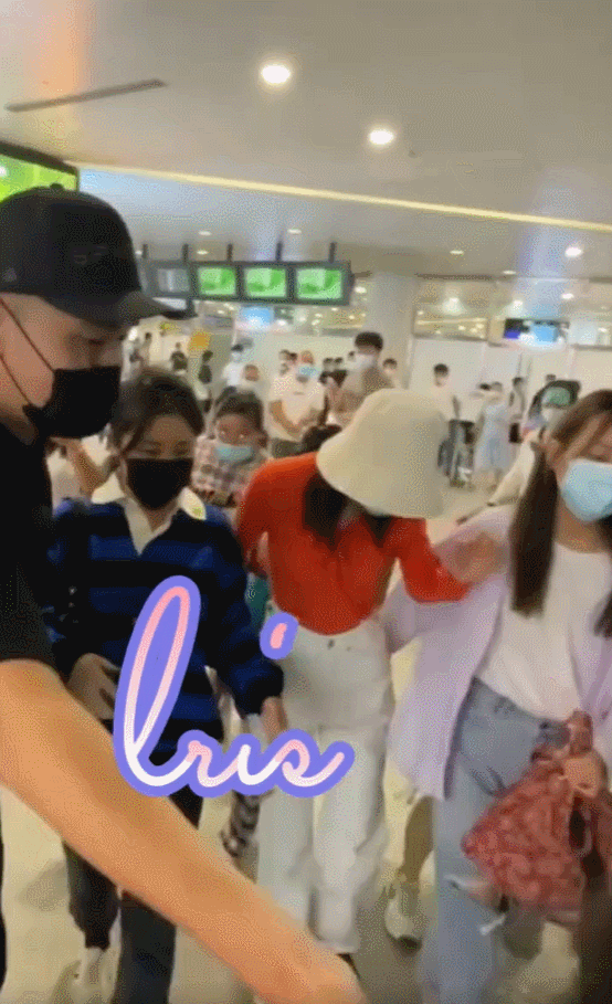 迪丽热巴|迪丽热巴凌晨现身机场，穿修身针织衫秀小蛮腰，遭代拍围堵鞋被踩掉了