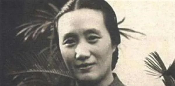 阳光语言矫正说|14岁董竹君来了月事，照顾她的孟妈妈脸色大变：快逃！否则接客