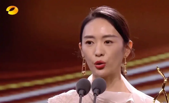 迪丽热巴|演员获奖时表情：周冬雨当场愣住，热巴从容捂胸，王菲：我应得的