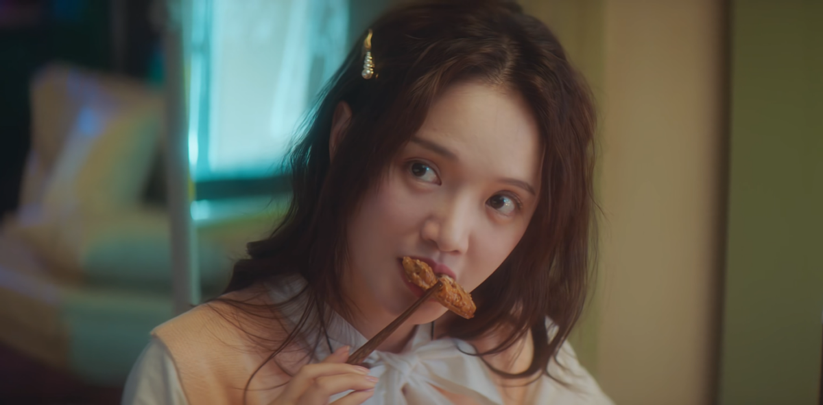 美人鱼|又一部网大烂片，《美人鱼》全片靠克拉拉吸眼球，全程“躺着演”