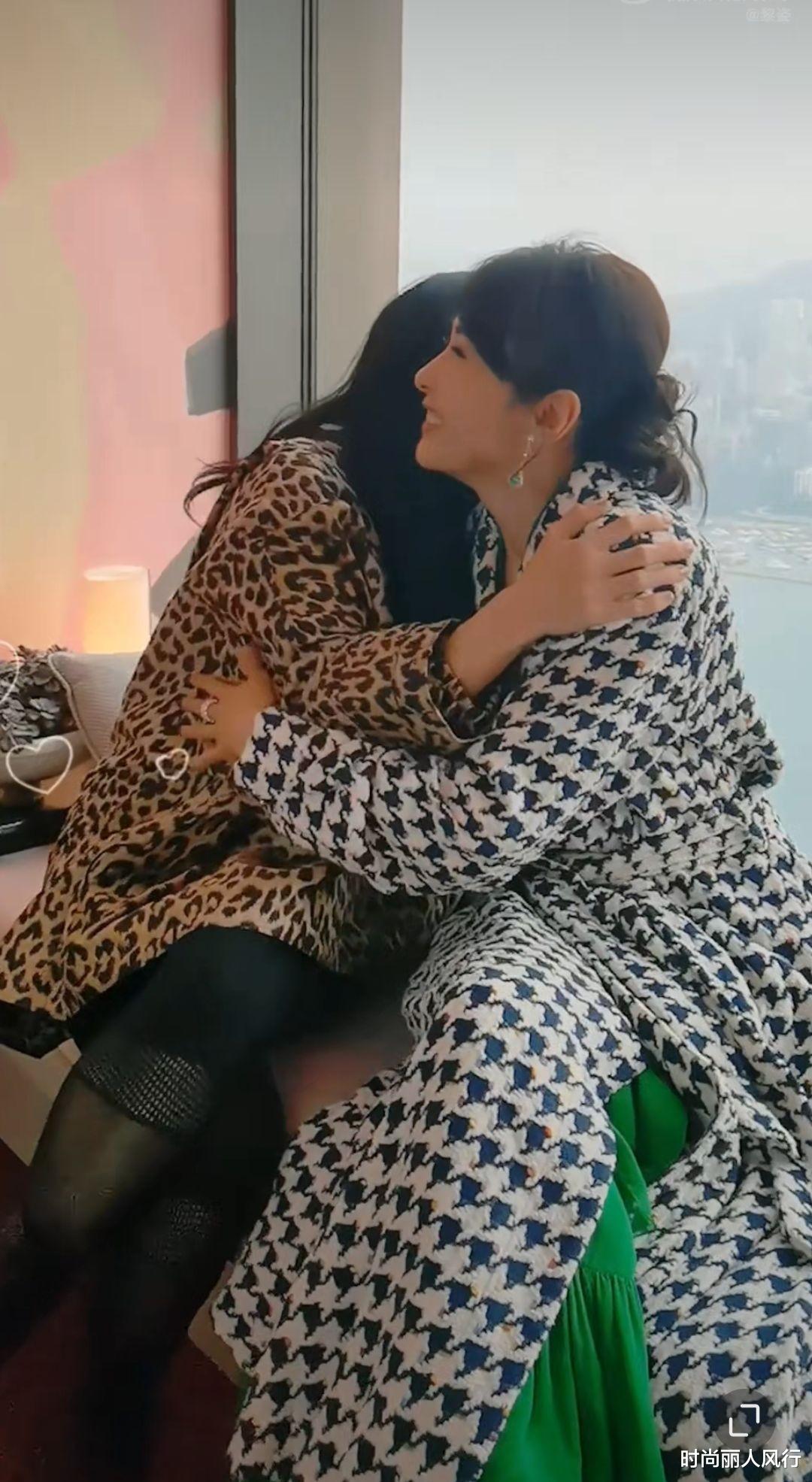 黎姿|张柏芝黎姿罕见世纪大同框！张柏芝惨输50岁黎姿，穿豹纹更显老