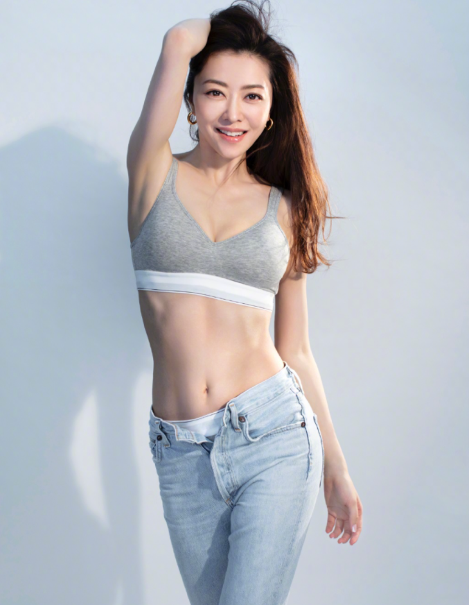 何有强|熊黛林身材和气质绝了!不愧是辣妈圈顶流,吊带内衣配牛仔裤真美