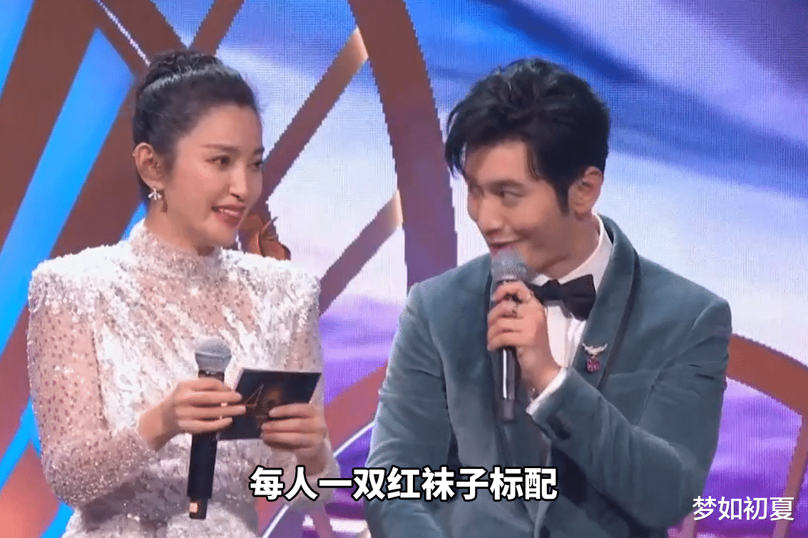 张小斐|张小斐封后，含泪感谢贾玲妈妈，黄晓明好心办坏事，气氛有些尴尬