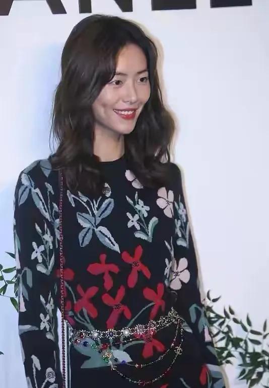 魏疆|香奈儿时尚活动！47岁周迅这张脸让人看楞，刘诗诗头发毛躁好老气，宋茜发福