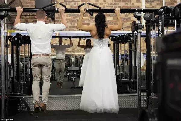 婚礼|肌肉新娘婚礼现场大秀身材，穿婚纱、踩高跟鞋硬拉180kg引发尖叫