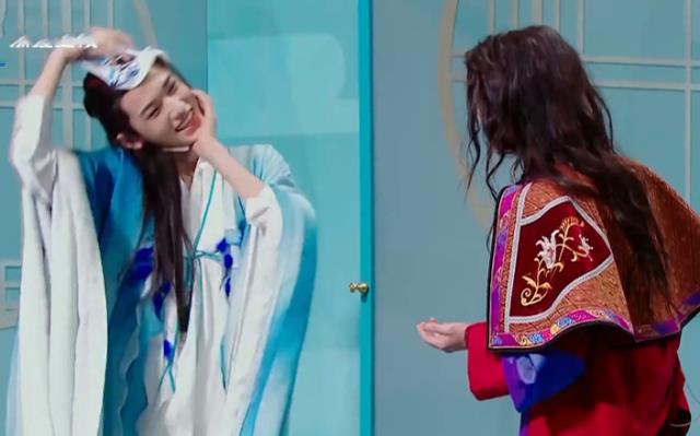 宋亚轩|宋亚轩当真181？和173的华晨宇站一起，有没有撒谎一目了然