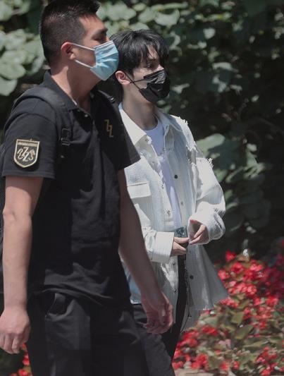 严浩翔|选手问严浩翔要签名被拒，理由很高级，公司感慨他长大了