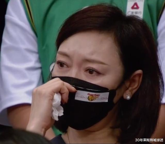 胡明轩|漂亮阿姨又来了！胡明轩妈妈梨花带雨太动人，成CBA最热大美人