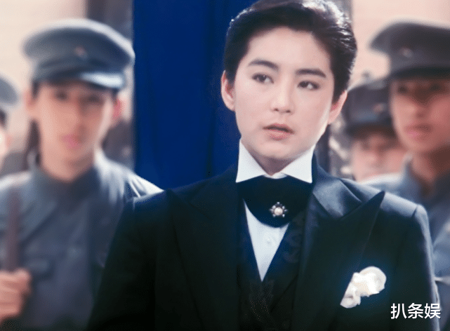 林青霞|67岁林青霞看展被偶遇，一身西装梦回曹云，自然老去的样子真美