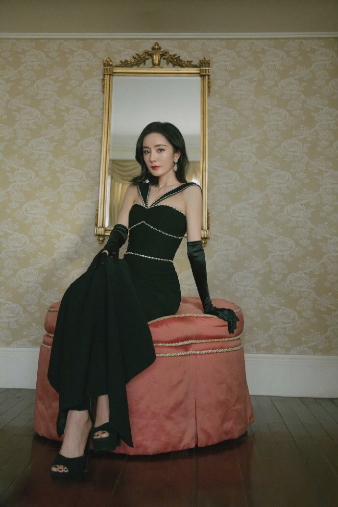 杨幂|杨幂终于不扮嫩,一身抹胸小黑裙配大波浪,完全不像生过娃的女人。