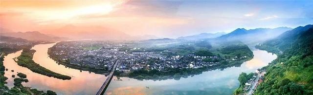 坦蕩鐘情豁達 宣城涇縣火車站猶如三刀潔白的宣紙，鋪展于青山綠水間