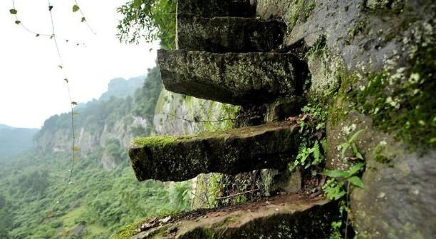 恩施 恩施一土家山寨走红，四周是悬崖峭壁，内部的古堡与栈道保存完好