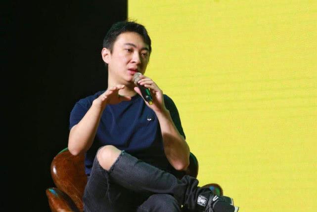 王思聪|团购丢人吗？王思聪直言自己从来没团购过，翘二郎腿说这话暴三观