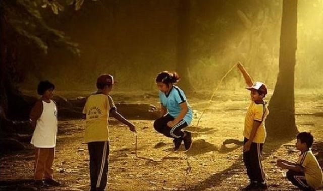 女孩 7岁女孩铁嘉欣，因纯真笑脸走红，网红公司开价100万求签约遭拒