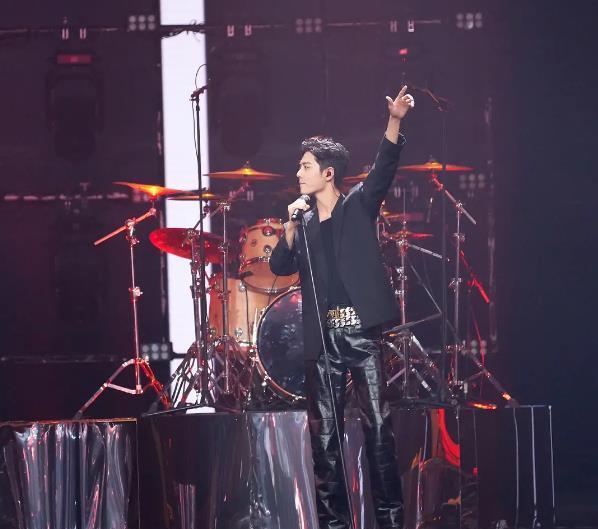 肖战|肖战转型失败？霸道总裁风还没走几天，被一个面包打回原形！