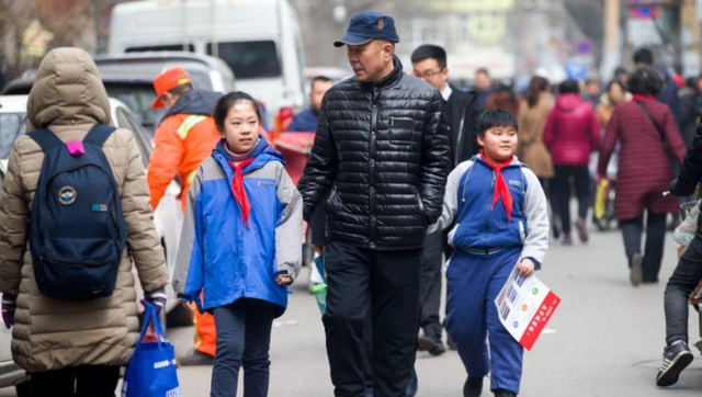 月月读唐诗|家长们的福音,小学延时服务时间再延长,可老师们却是有苦说不出