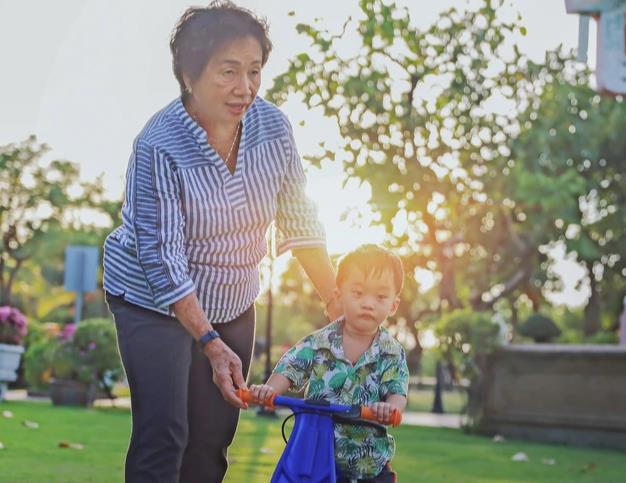 |全职带娃还是出去工作，老公和婆婆的不同观点，你会支持谁？