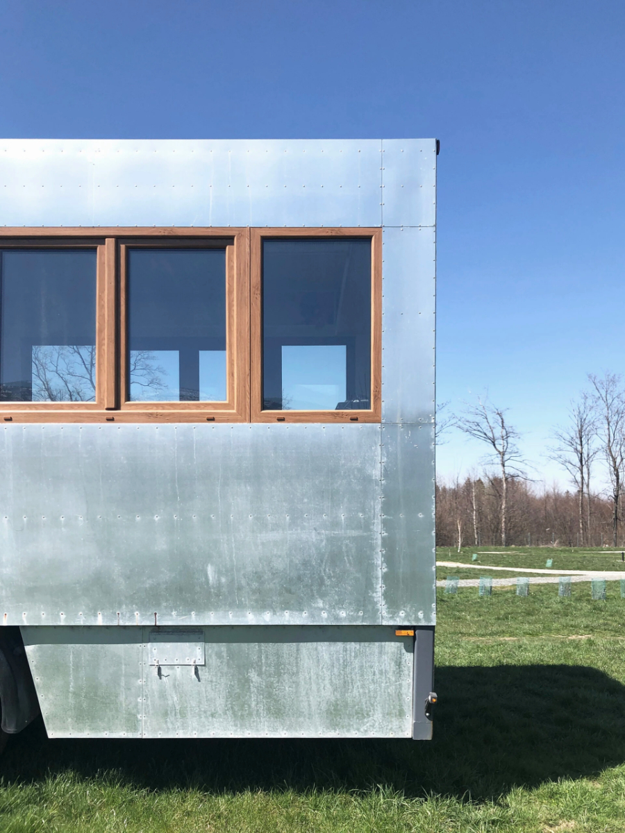 巧妙改造,冷藏卡车变成了带厨房的两室一厅度假屋