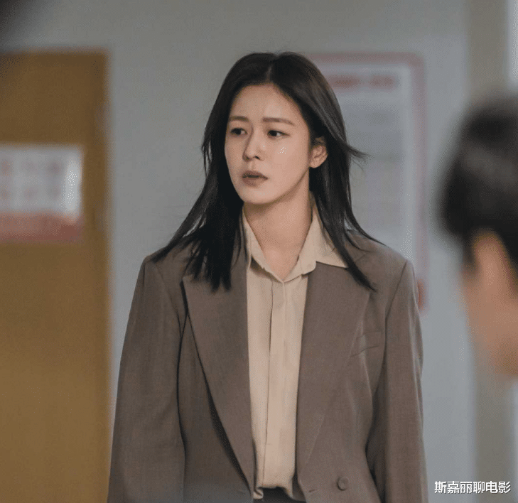 斯嘉丽聊电影 《窥探》结局之医生：顶着杀人犯儿子的名声活着，又顶着杀人犯的名声死去