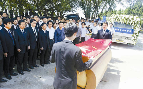 中纬经度 无偿捐2个银行给国家，资产超过2000亿，儿子只能开出租车谋生