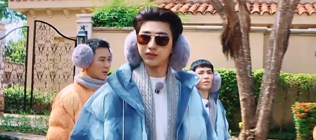 王嘉尔|李晨盘腿坐，紧紧挤着穿短裤的吴宣仪，王嘉尔的反应比男友还细心