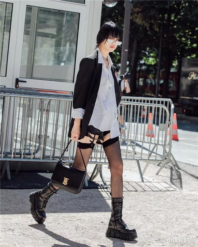 小喵聊时尚|会穿的女人早已抛弃马丁靴，今秋最火的是“平头靴”，妥妥地显高