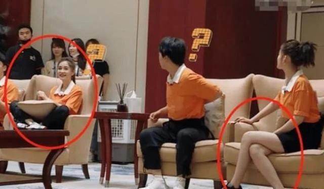 李沁|李沁参加《跑男》和baby坐一起，看清两人坐姿，已婚未婚显而易见