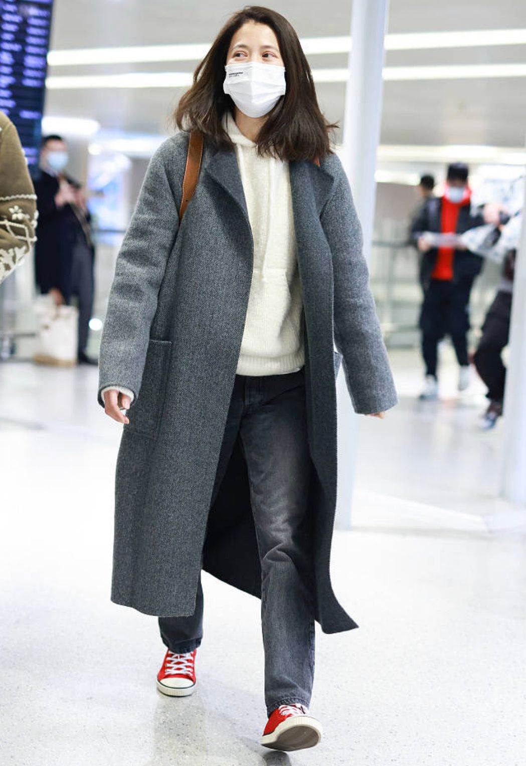 毛林林|袁咏仪随性惯了，素颜走机场也不在乎，张智霖穿6万大衣倒挺时髦