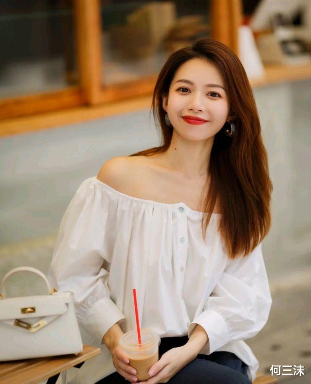 何三沫|在炎热的夏天，穿上清新凉爽的服装，可以给人舒适又治愈的感觉