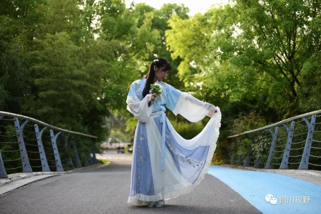 铜川周春辉 五一假期，我们一起爬山，用镜头记录美丽的大自然