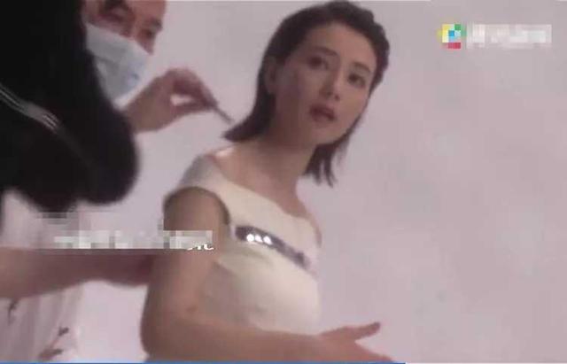 华晨宇|42岁高圆圆又怀孕了？小腹隆起不时摸肚子，助理帮其收腰身