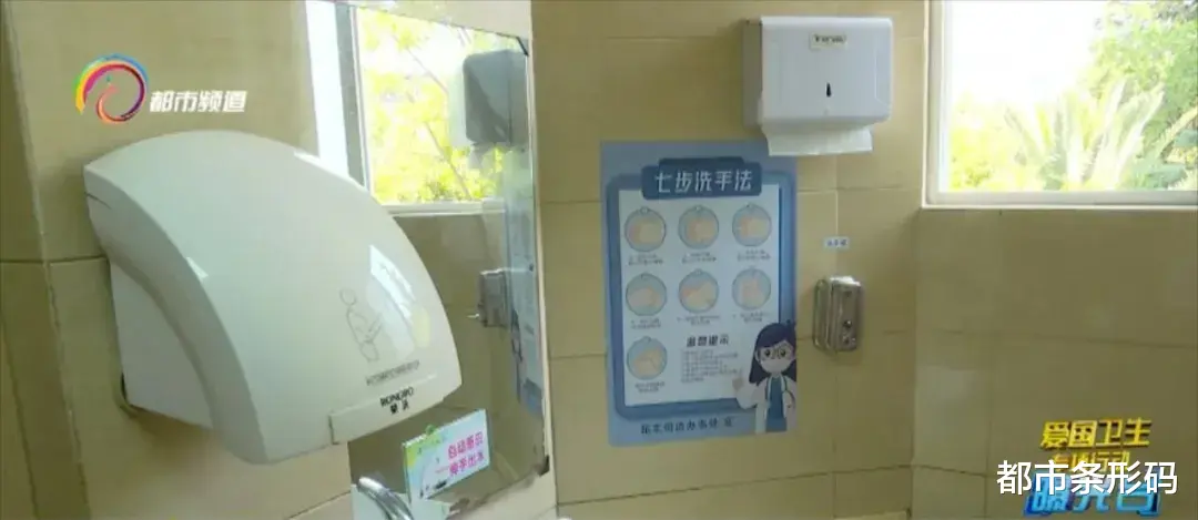 都市条形码 一天能用1000多米!公厕免费手纸用起来不心疼?