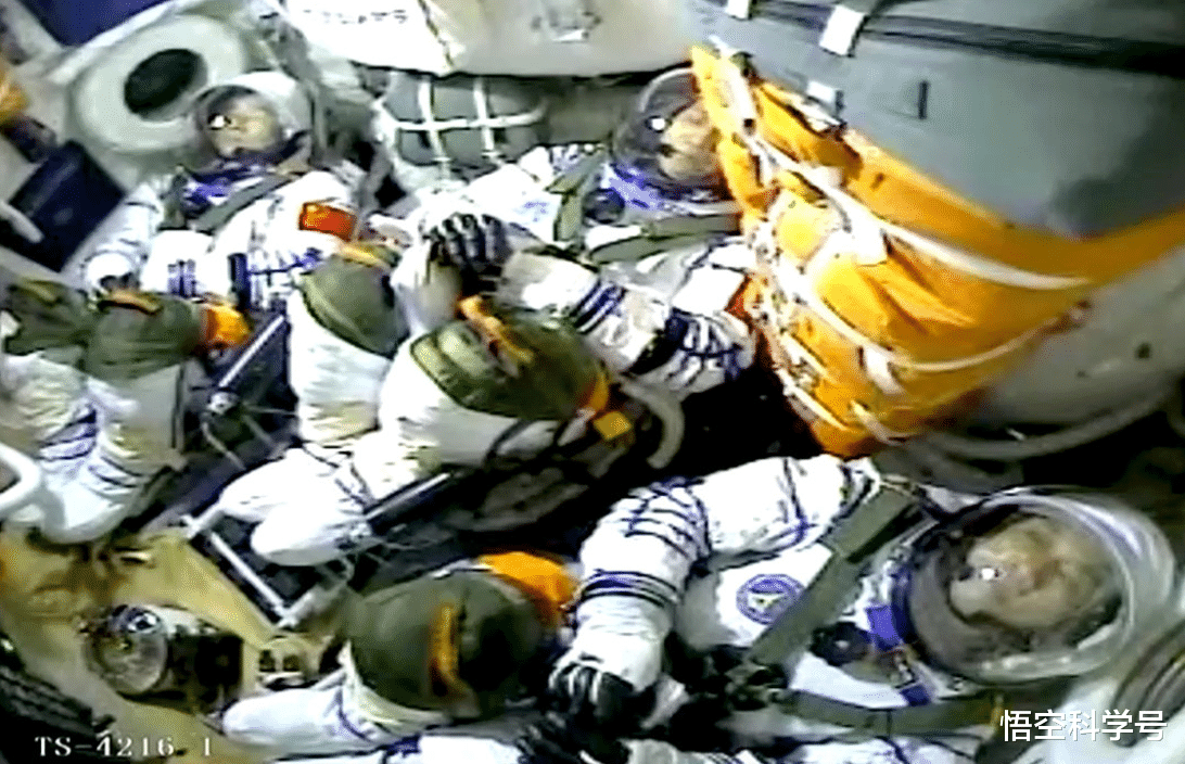 航天员 神十二航天员回家，为什么一定不能站立？身体恢复总共要分几步？
