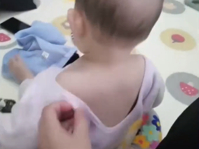 90后育婴师棠妈|郭晶晶不在家,霍启刚带孩子吃快餐,妈妈们笑称,爸爸带娃一个样