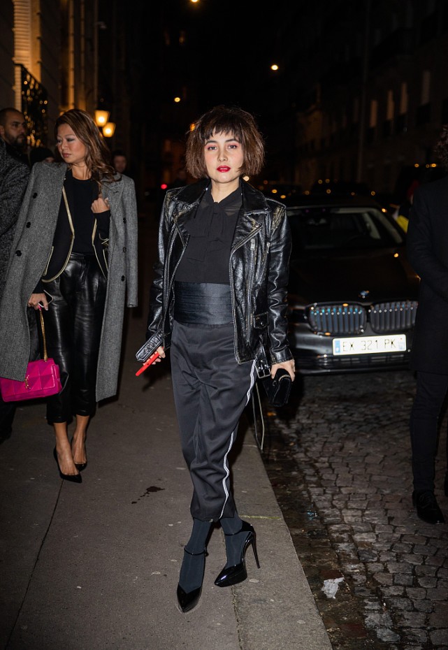 BiuFashion|赌王最叛逆女儿何超仪有个性,“扫把”发型难懂,穿着也别致