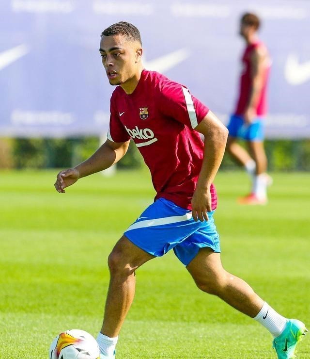 憨爸爸育儿|巴萨还在做梦:标价8000万卖格子,后防三将或携手告别