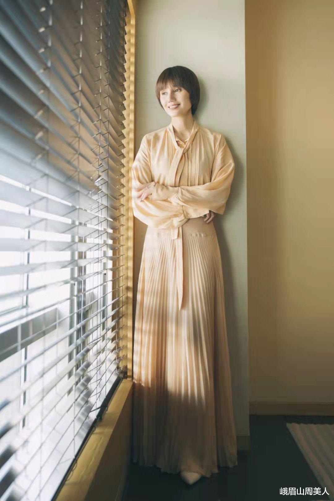 峨眉山周美人|?奔五奔六的女人,穿衣要谨记“要简不要繁”,看完陈数袁泉你就懂了