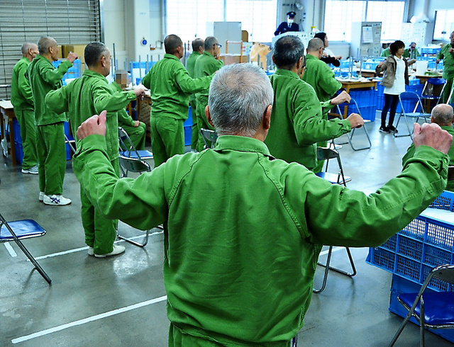 为了活命，日本许多老人故意偷面包被判刑，难道不住监狱活不了？