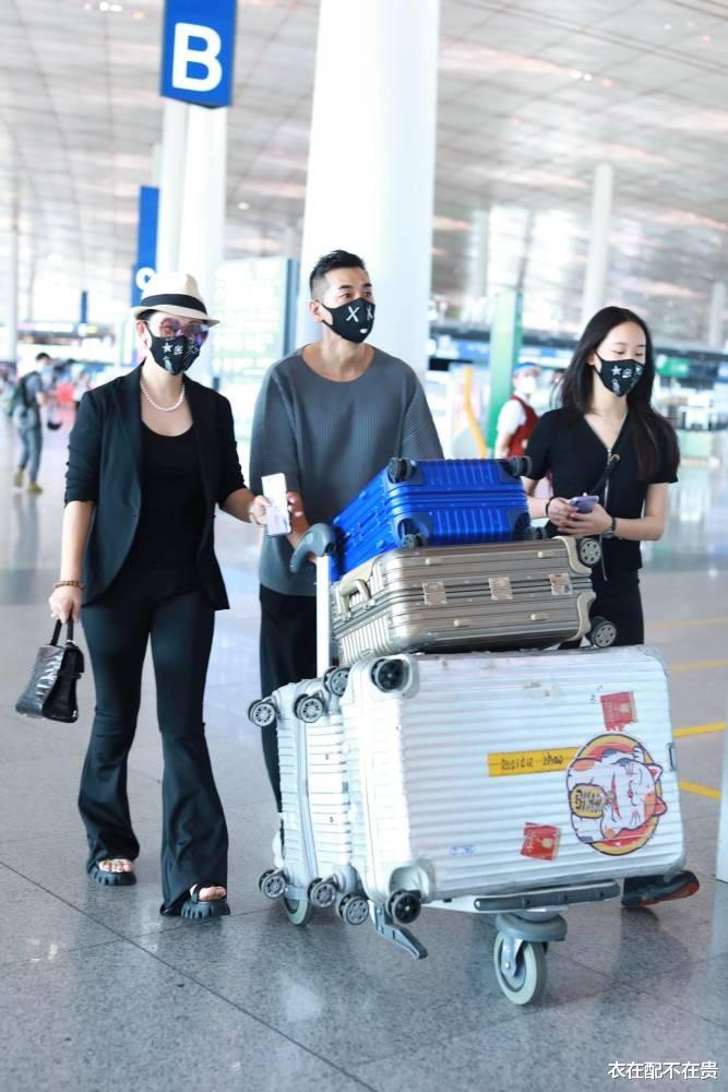 衣在配不在贵|赵文卓妻子罕见露面，一身黑搭配珍珠项链，虽然简单但很显女人味