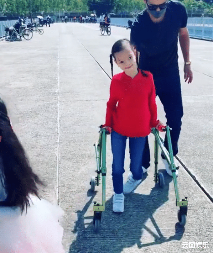 钟丽淇|钟丽淇为长女庆生，11岁女儿需坐婴儿车出行，曾被断言活不过2岁