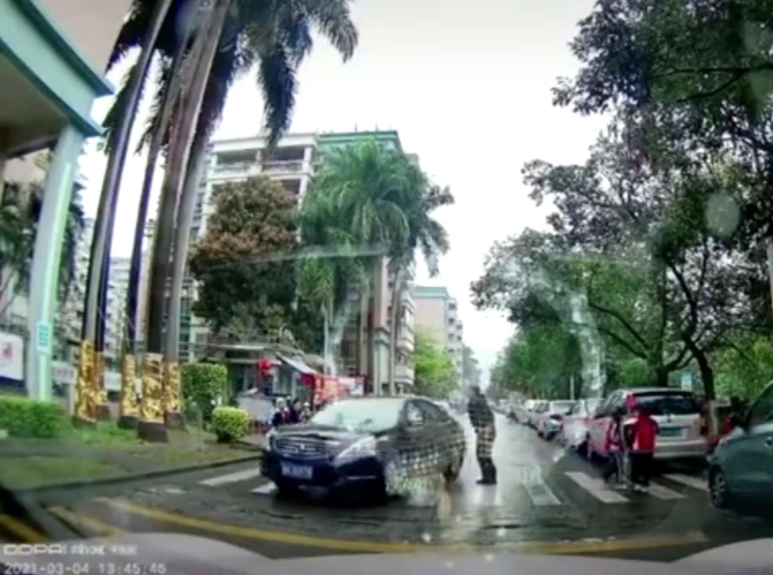 谋稻粱矣 司机强穿正在过斑马线的学生队伍,老师欲阻拦,竟下车对老师谩骂