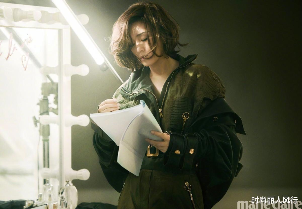 穿衣搭配|巩俐两年后高调回归时尚圈!剪短发巨星范足,连拍4封面待遇绝了