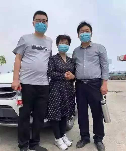 王诗槐|“另类”的杜新枝：姚策病危刷直播开怀大笑，儿子葬礼竟公然睡着