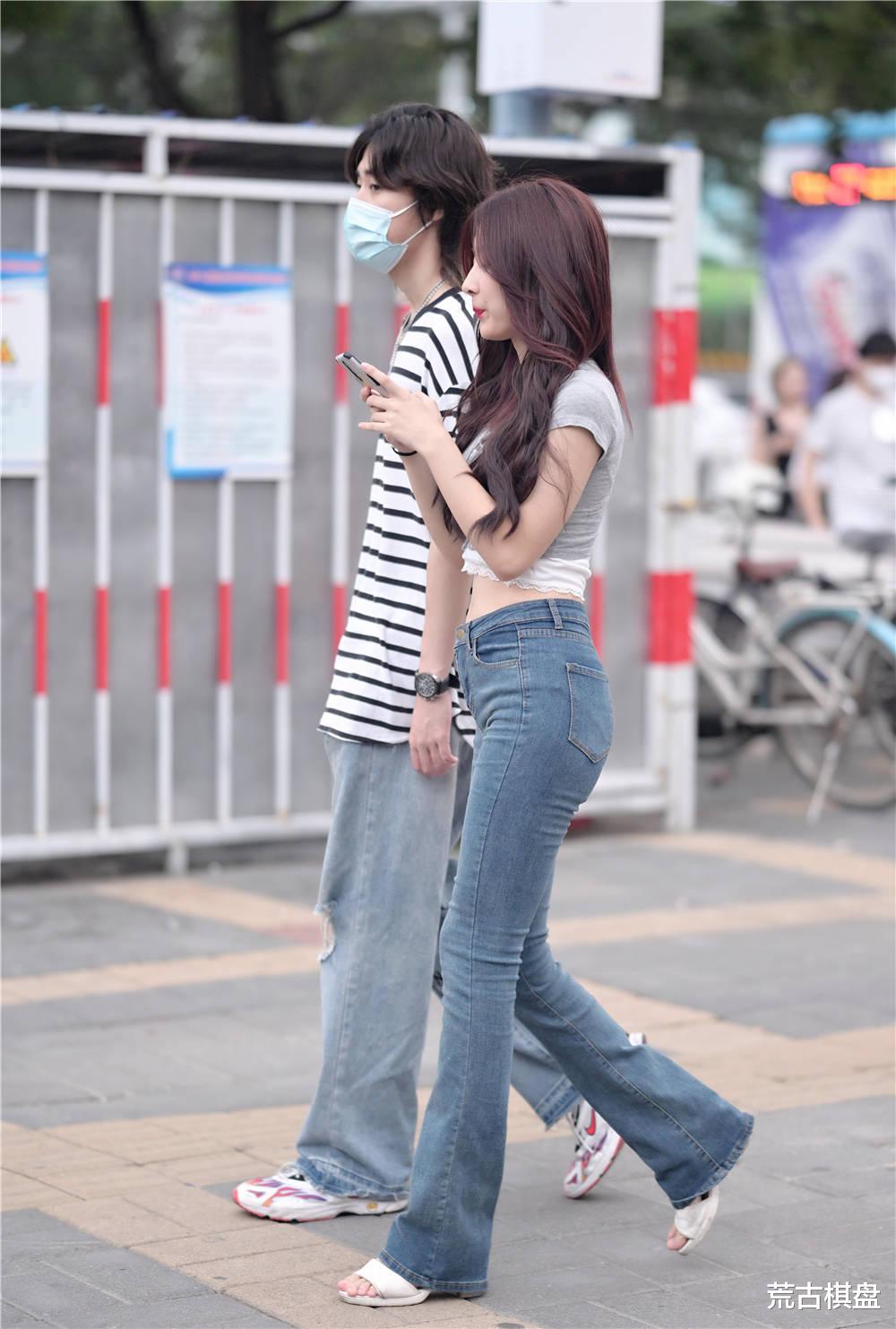 荒古棋盘|秋天的时尚美女，选择牛仔裤逛街，总要搭配出一点特别的味道