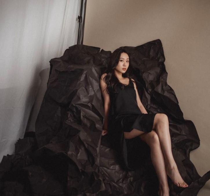 育妈计|李丽珍23岁女儿罕晒近照，穿开叉裙摆出妩媚姿势，好身材一览无余