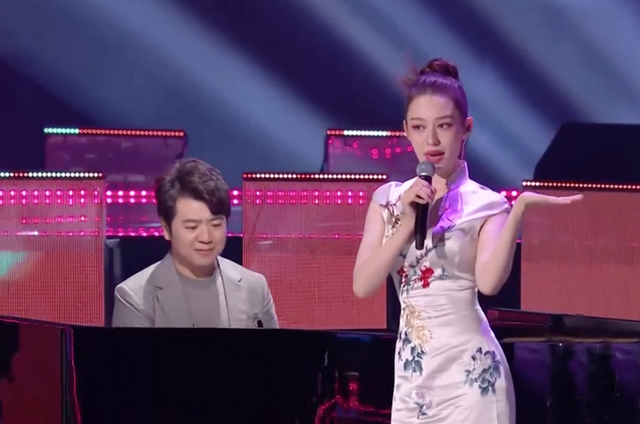 旗袍公馆|郎朗夫妇亮相818晚会,吉娜穿旗袍凹凸感迷人,芭比腰让人嫉妒